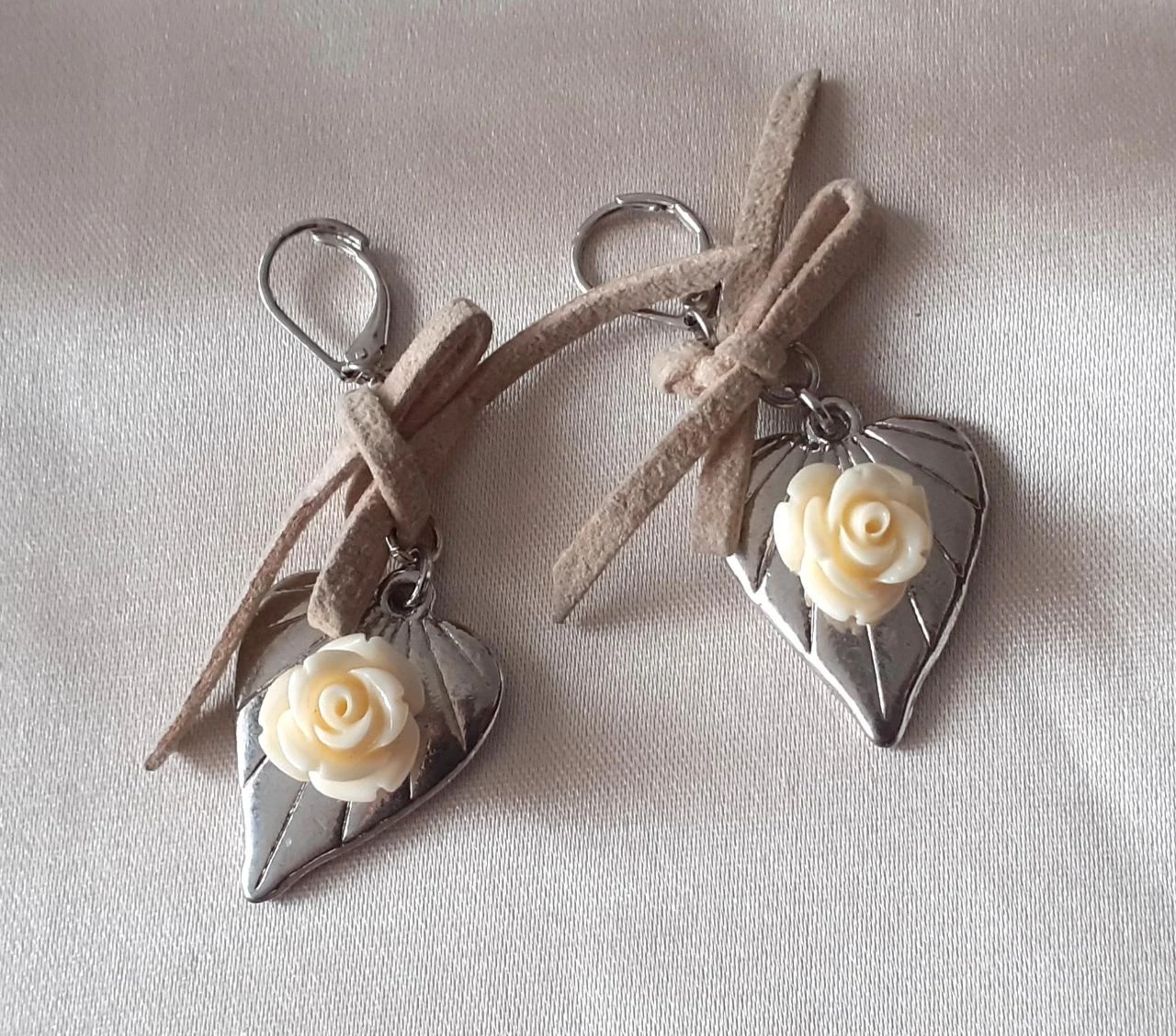oorbellen hangers hartje met roos en strikje